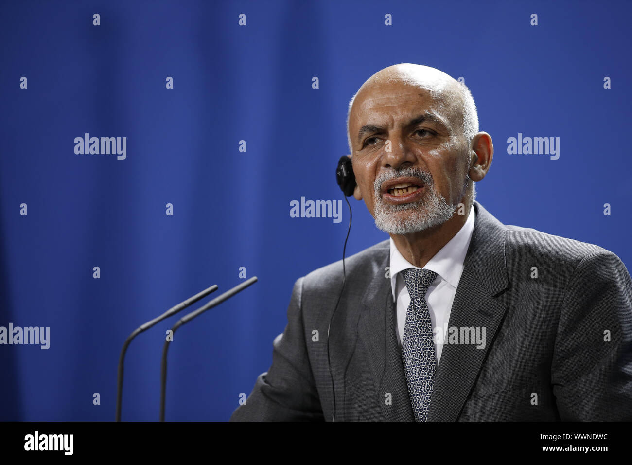 Merkel und Präsident von Afghanistan Aschraf Ghani Ahmadsai cponference bei gemeinsamen drücken. Stockfoto