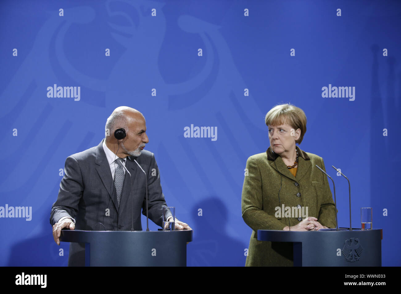 Merkel und Präsident von Afghanistan Aschraf Ghani Ahmadsai cponference bei gemeinsamen drücken. Stockfoto