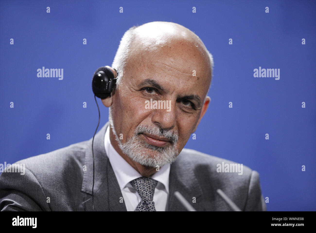 Merkel und Präsident von Afghanistan Aschraf Ghani Ahmadsai cponference bei gemeinsamen drücken. Stockfoto