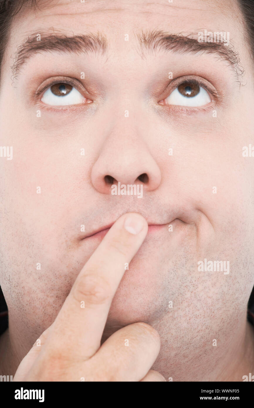 Mann mit den Finger auf den Mund Stockfoto