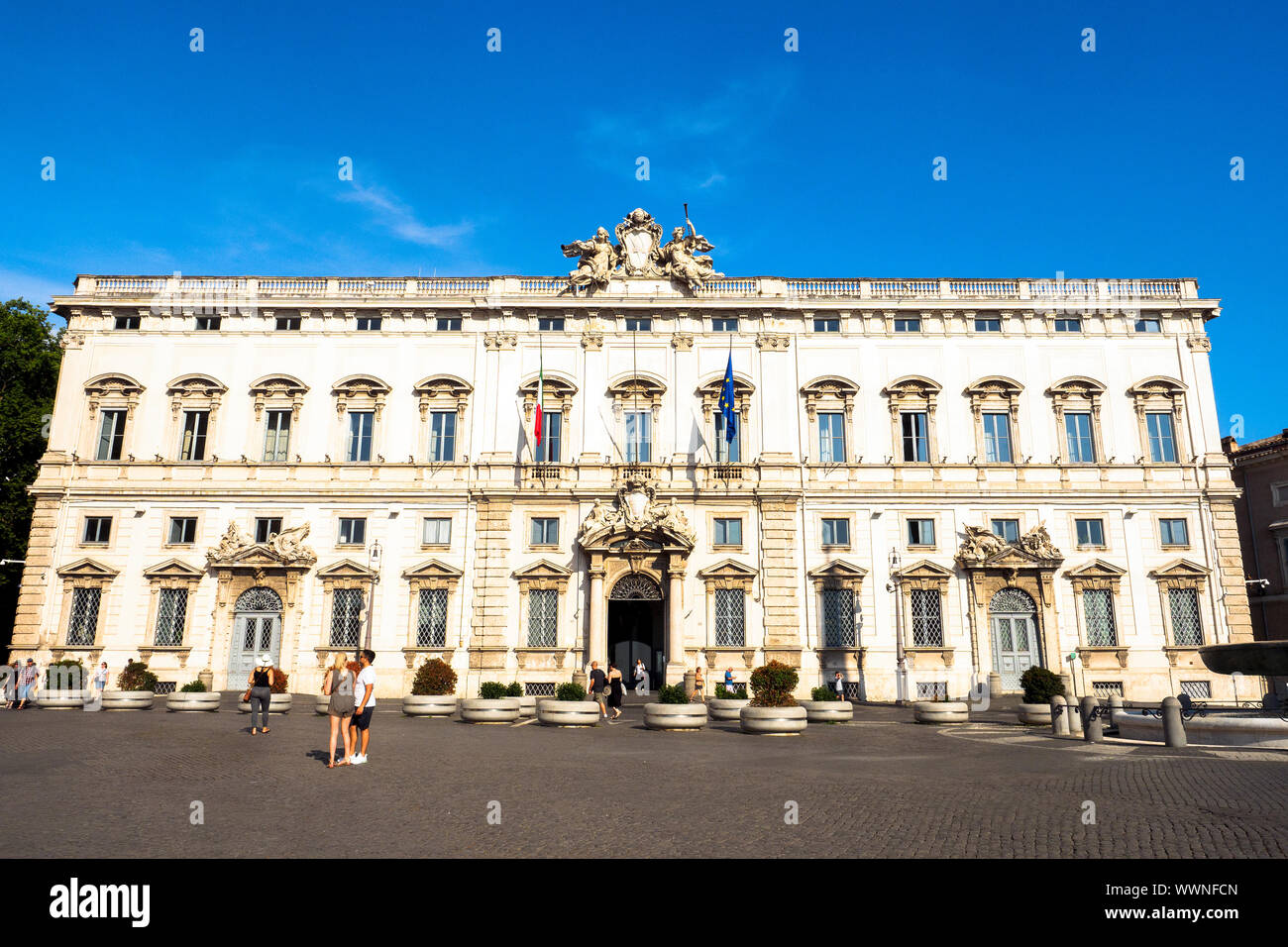 Palazzo Della Consulta (erbaut 1732-1735) ist ein Spätbarockes Schloss im Zentrum von Rom, Italien, seit 1955 beherbergt das Verfassungsgericht der Italienischen Republik. Es liegt gegenüber der Piazza del Quirinale von der offiziellen Residenz des Präsidenten der Italienischen Republik, dem Quirinal Stockfoto