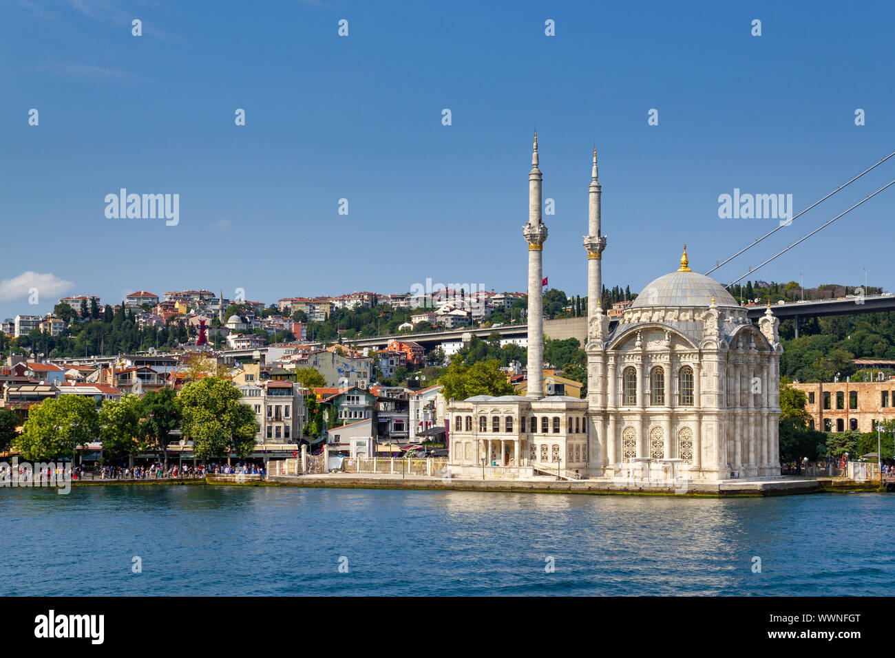 Istanbul/Türkei - vom 30. Juli 2019: Landschaft Istanbul. In Istanbul populer touristische Destination Ortaköy Moschee Blick vom Bosporus Meer Stockfoto