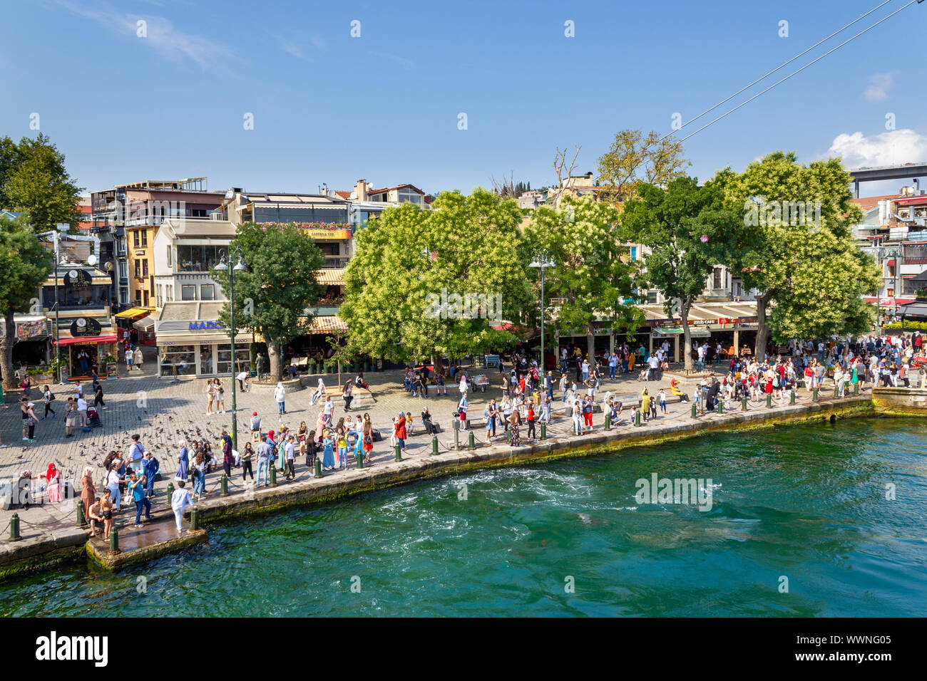 Ortaköy, Istanbul/Türkei - vom 30. Juli 2019: Istanbul populer touristische Destination Ortakoy Square und Völker Stockfoto