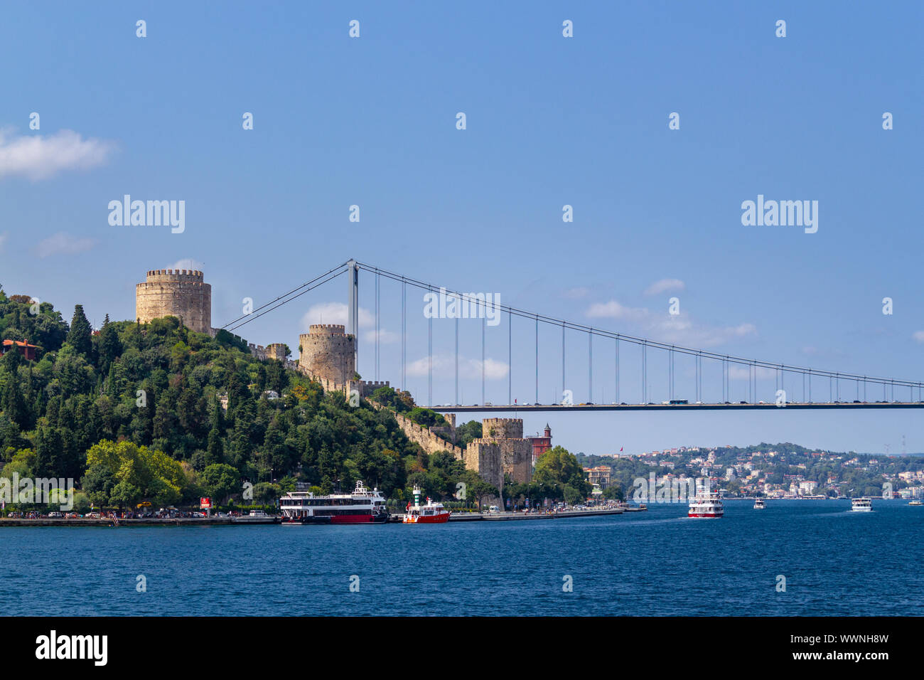Istanbul und den Bosporus Rumelihisari Festung Landschaft Ansicht vom Meer in sonniger Tag Stockfoto
