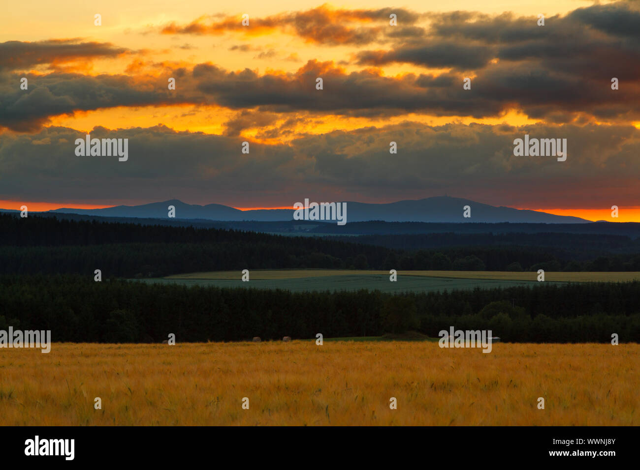 Sonnenuntergang mit Blick auf den Brocken Stockfoto