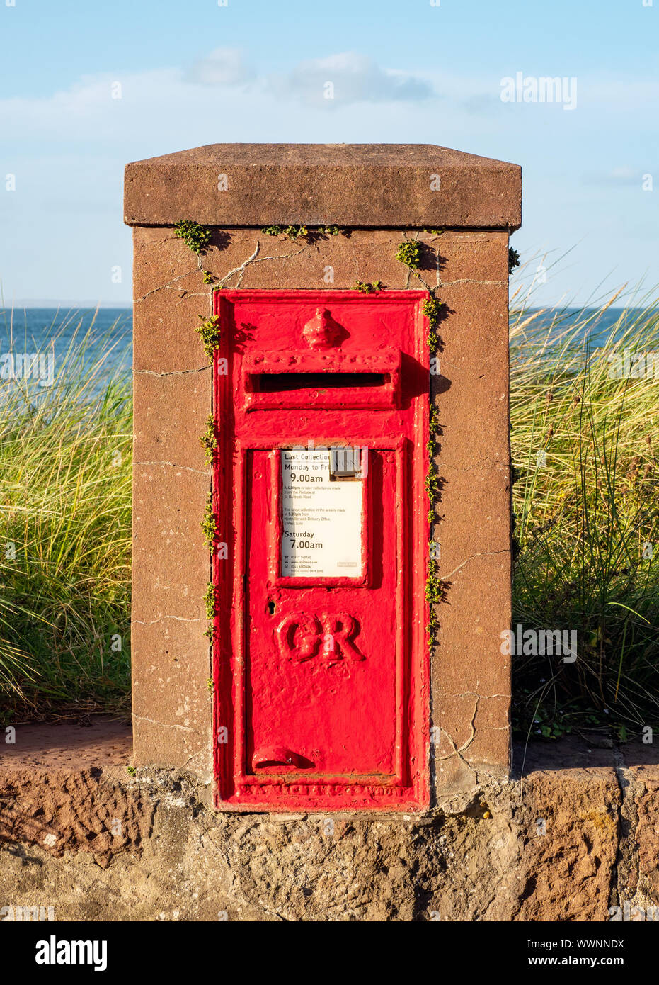 Red Post Box aus der Regierungszeit von König George V, in der Nähe des Strandes an der North Berwick, East Lothian, Schottland, Großbritannien. Stockfoto