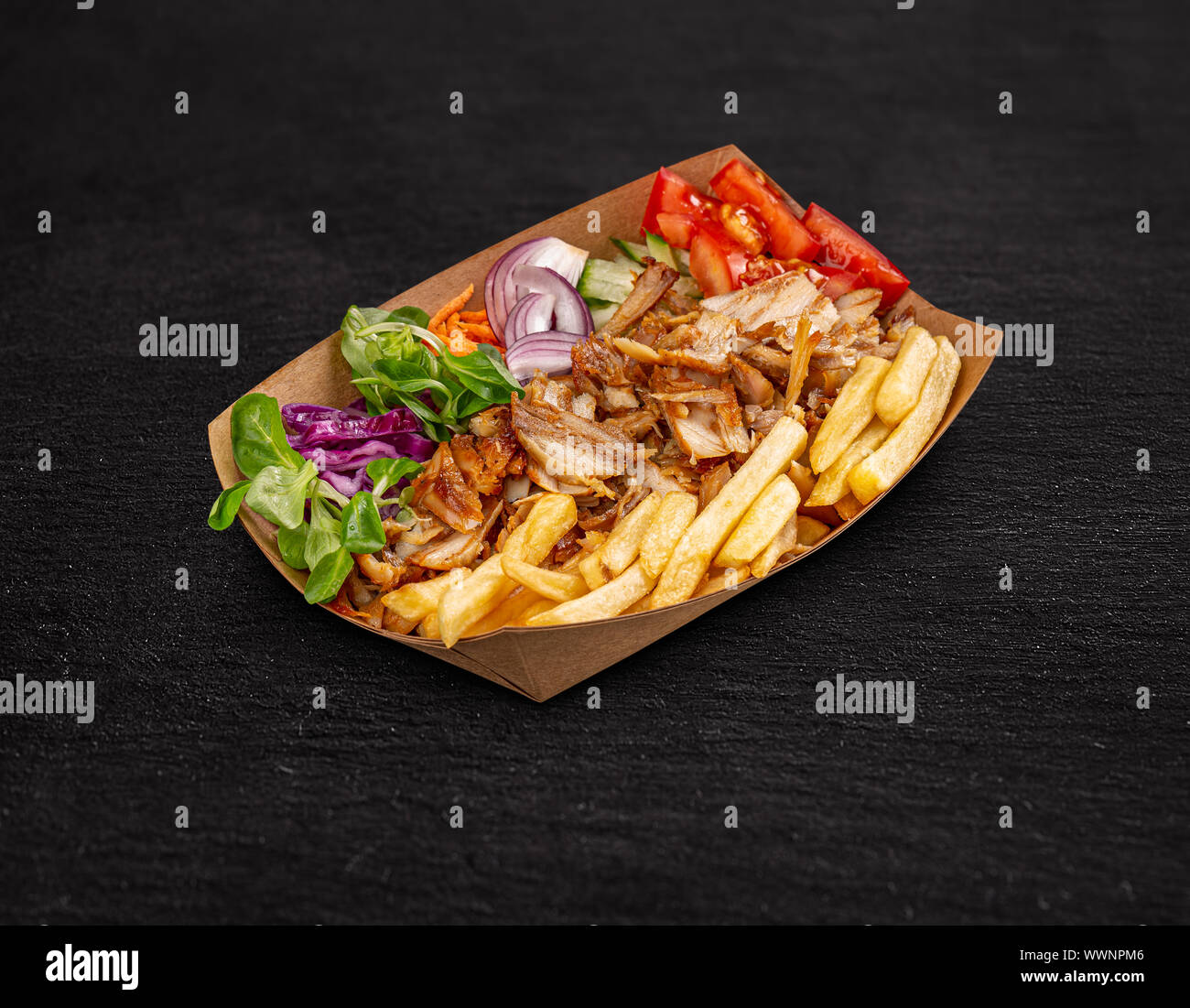 Döner auf einem Papier Platte mit Pommes Frites und Salat Stockfoto