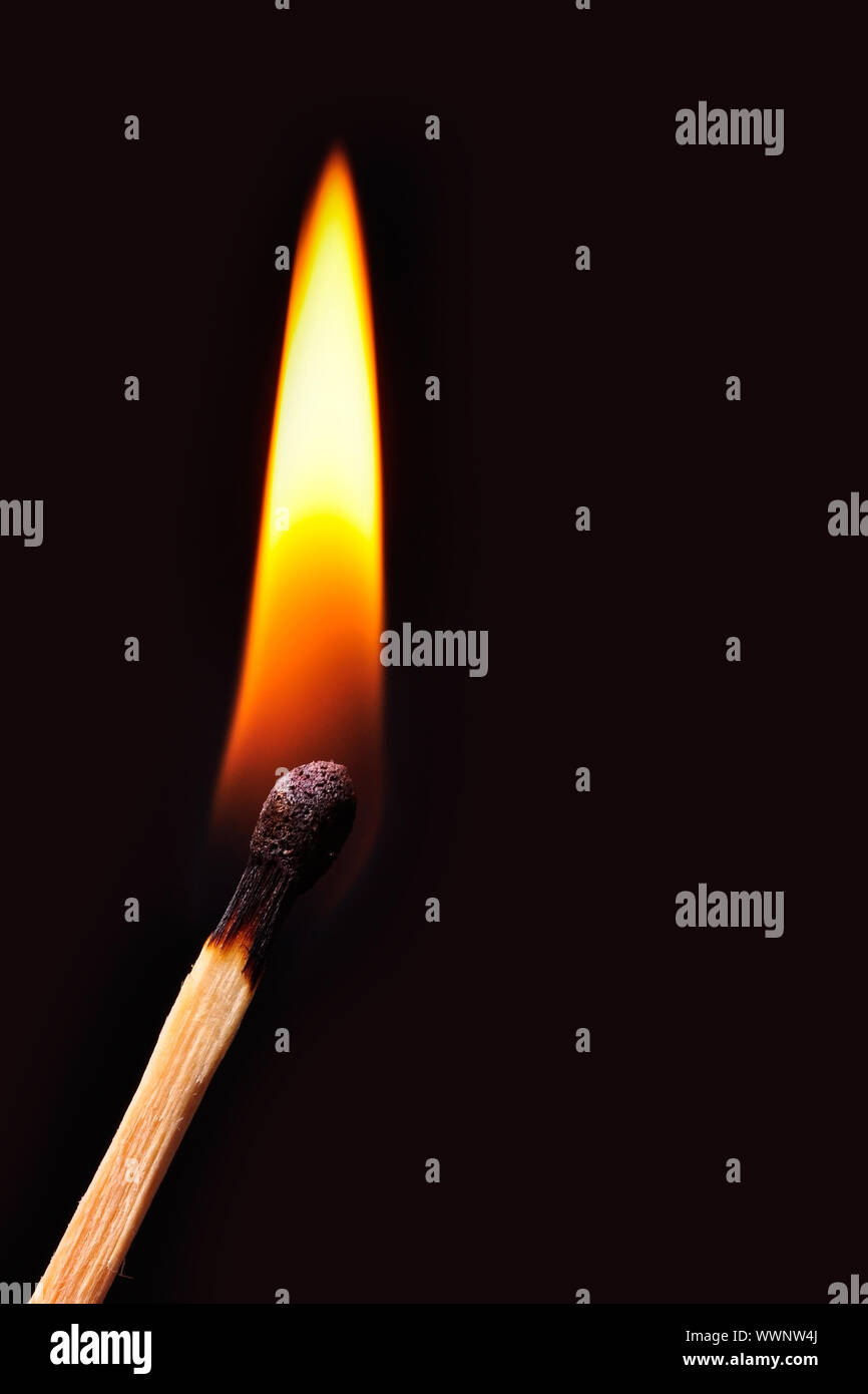 Verbrennungen in einem schwarzen Hintergrund passen Stockfoto