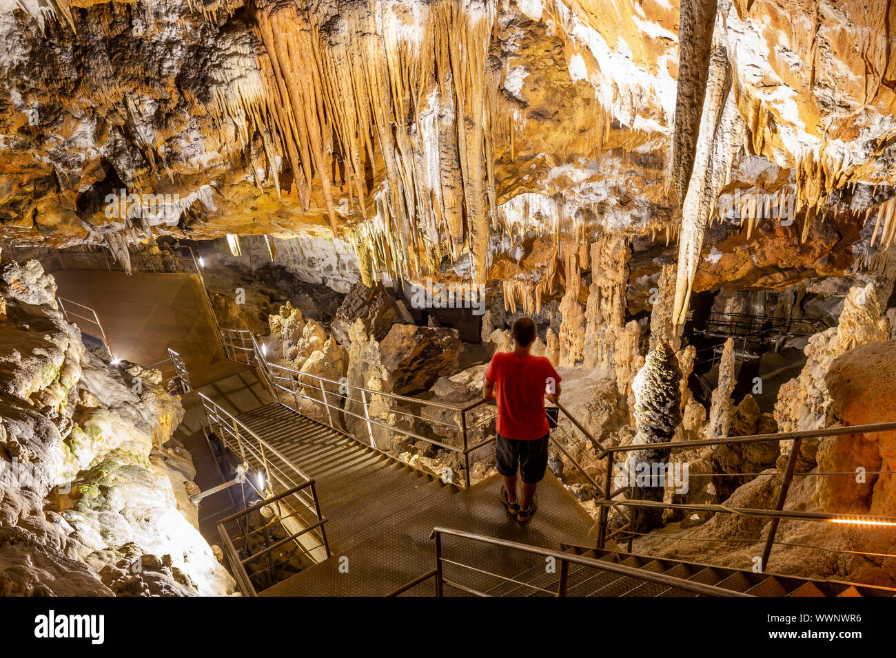 Touristische Mann in der unterirdischen Höhle mit Stalaktiten und Stalagmiten. "Oylat Höhle" Bursa, Türkei Stockfoto