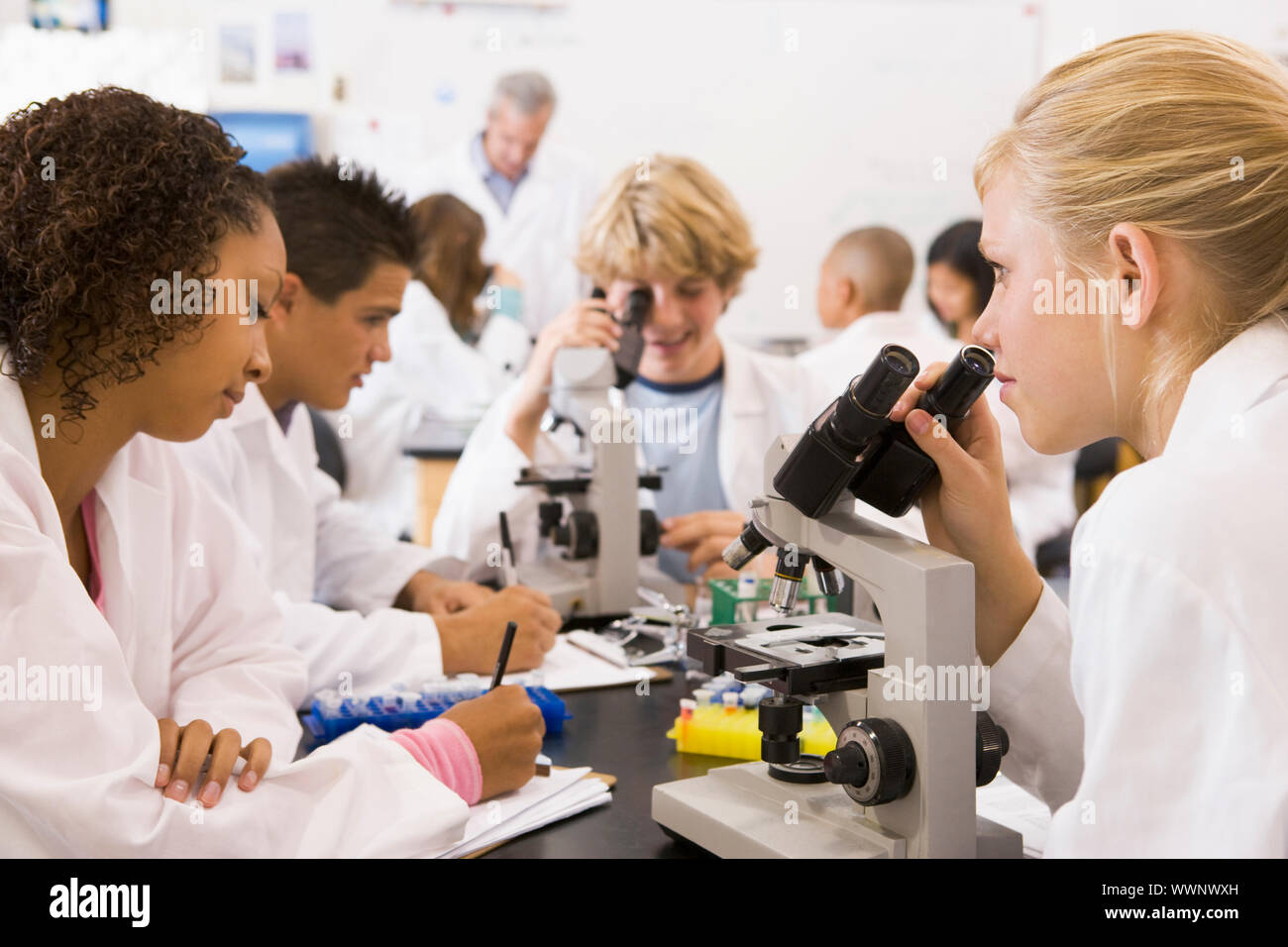 Schüler im Physikunterricht Stockfoto