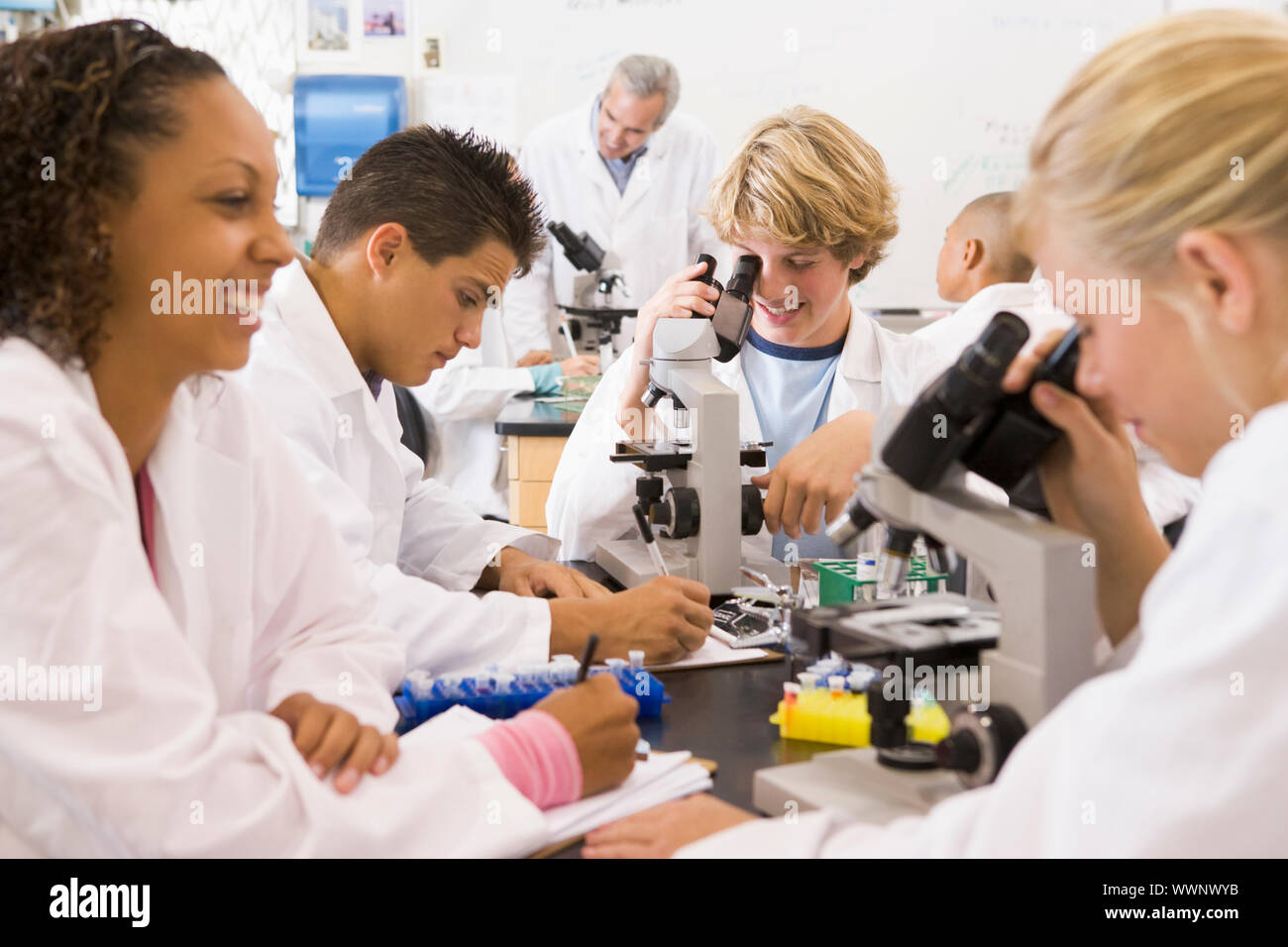 Schüler im Physikunterricht Stockfoto