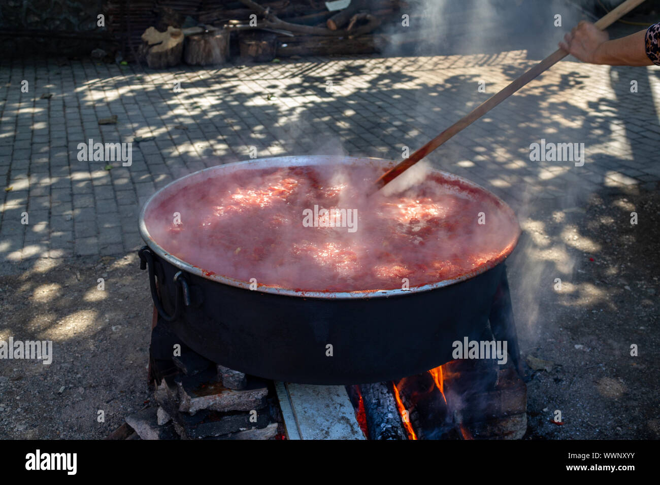Traditionelle und Tomatenmark in Kessel mit Holz Feuer im Dorf Stockfoto
