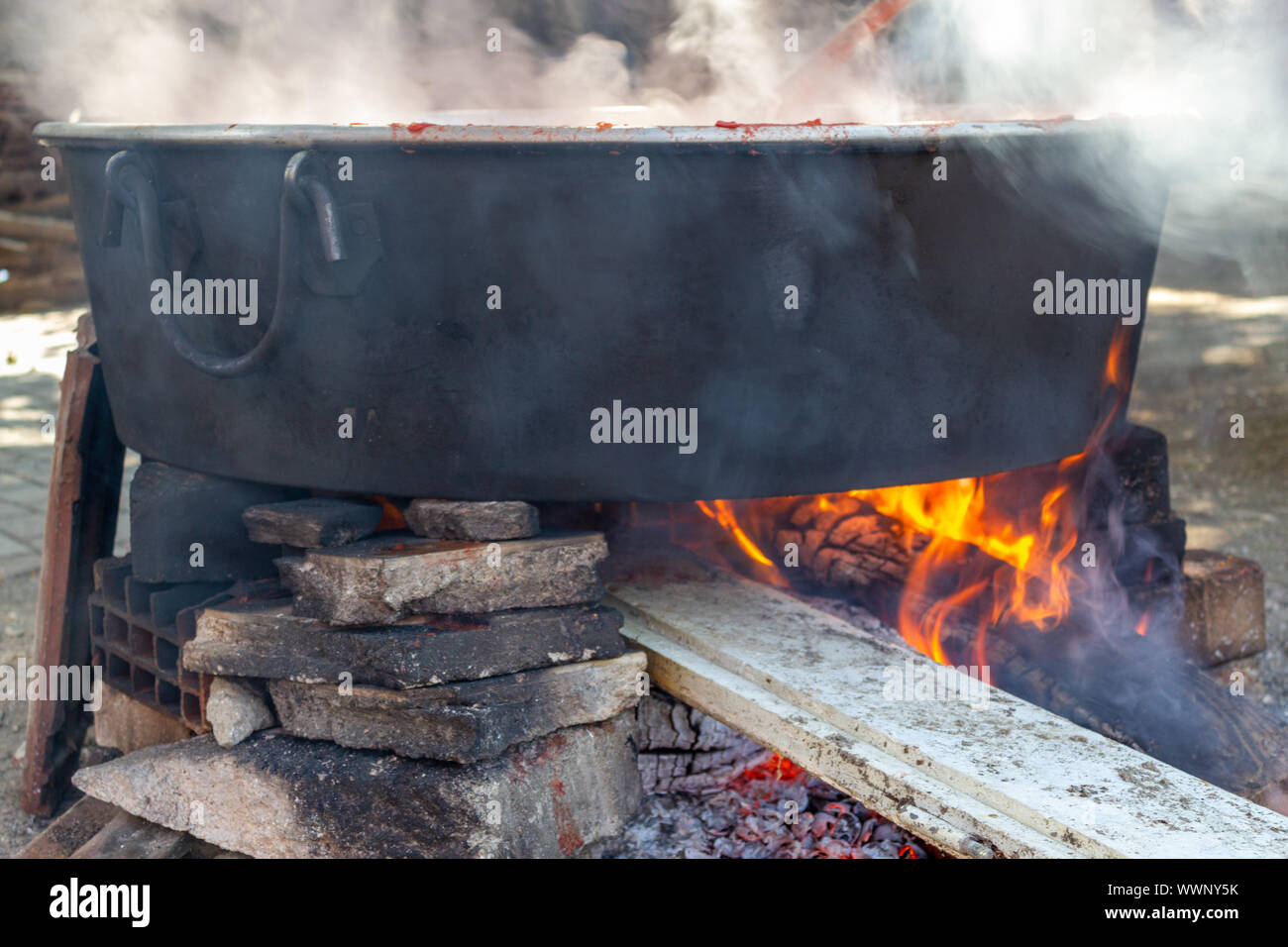 Kochen in einem großen Kessel auf einem Holzfeuer Stockfoto