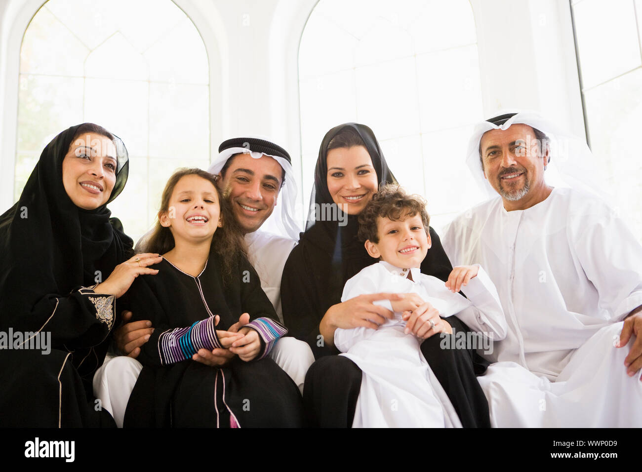 Familie sitzt im Wohnzimmer lächelnd (hohe Schlüssel/selektiven Fokus) Stockfoto