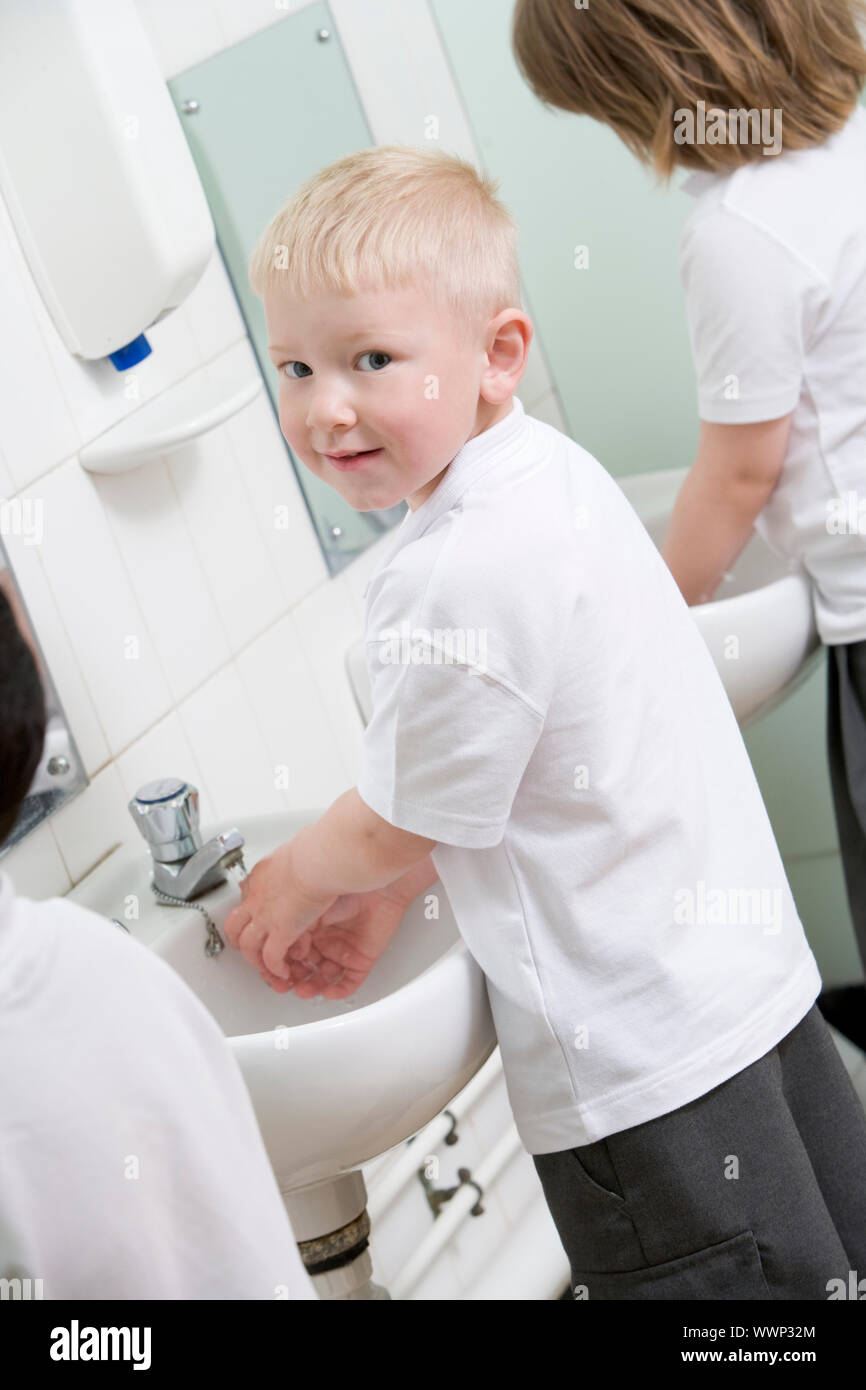 Studenten im Bad am Waschbecken waschen der Hände Stockfoto
