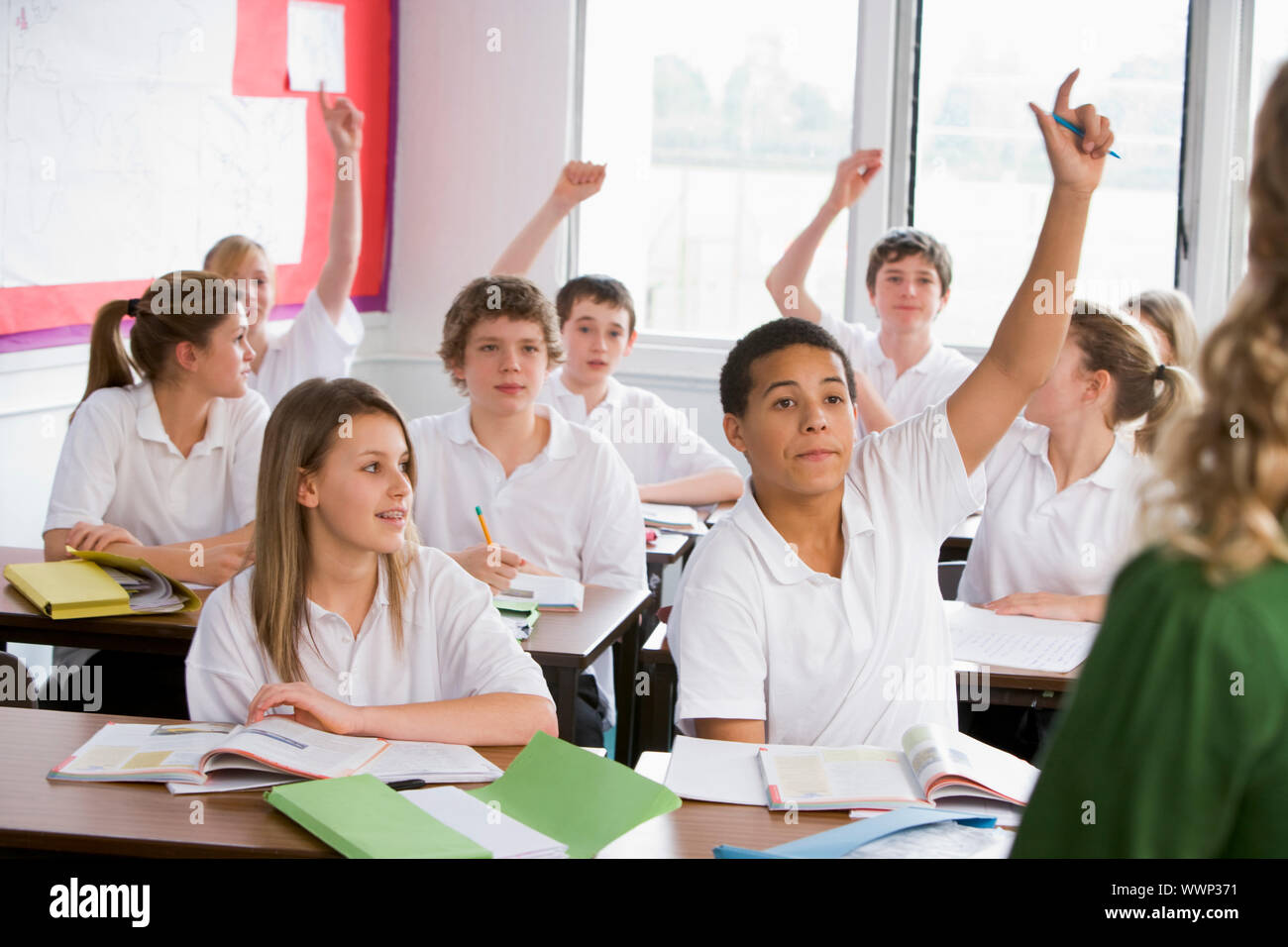 Schülerinnen und Schüler in einem Klassenzimmer, die Beantwortung von Fragen Stockfoto