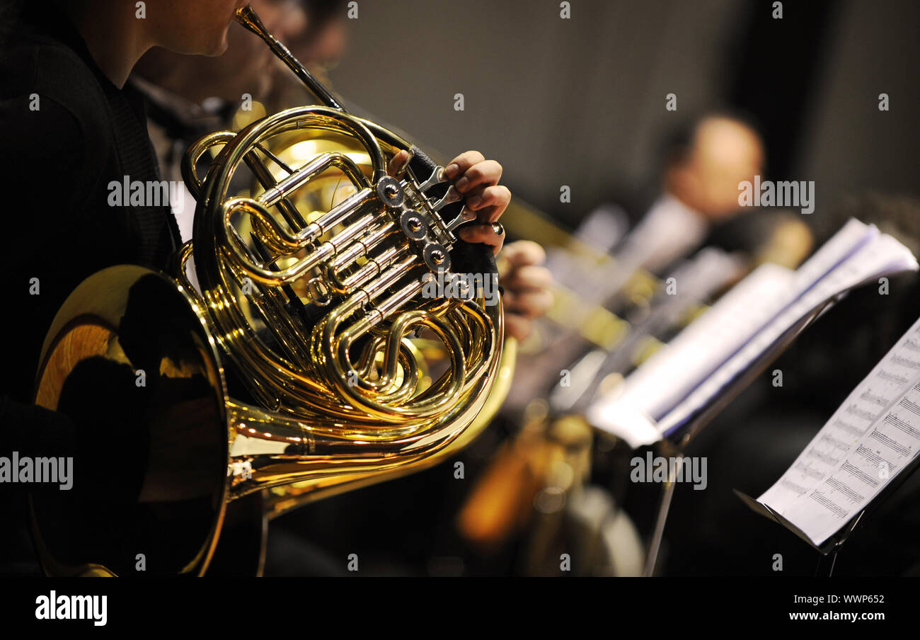 Waldhorn in eine klassische Konzertmusik Stockfoto