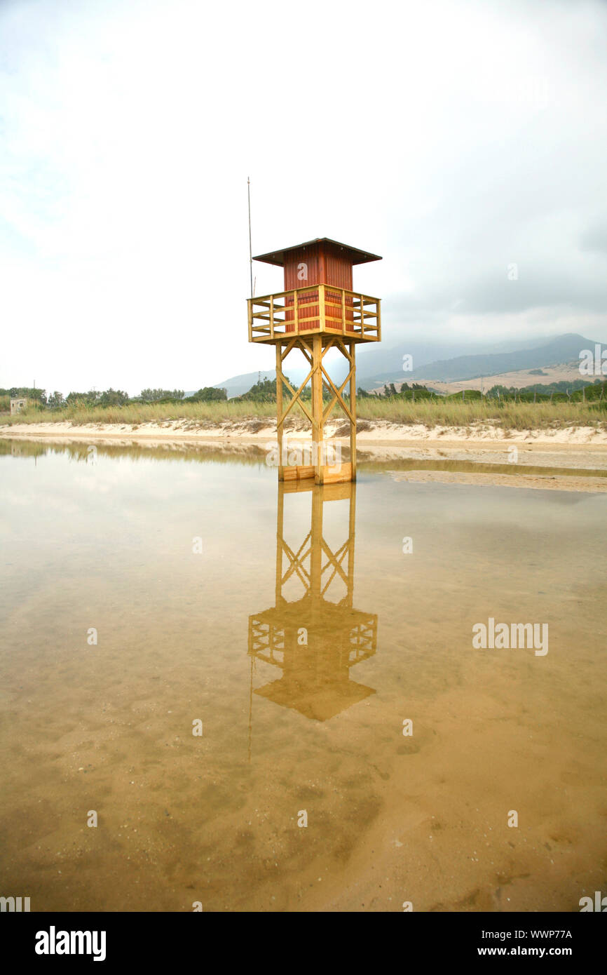 Beachguard Turm direkt am Meer in einem Tarifa Strand Stockfoto