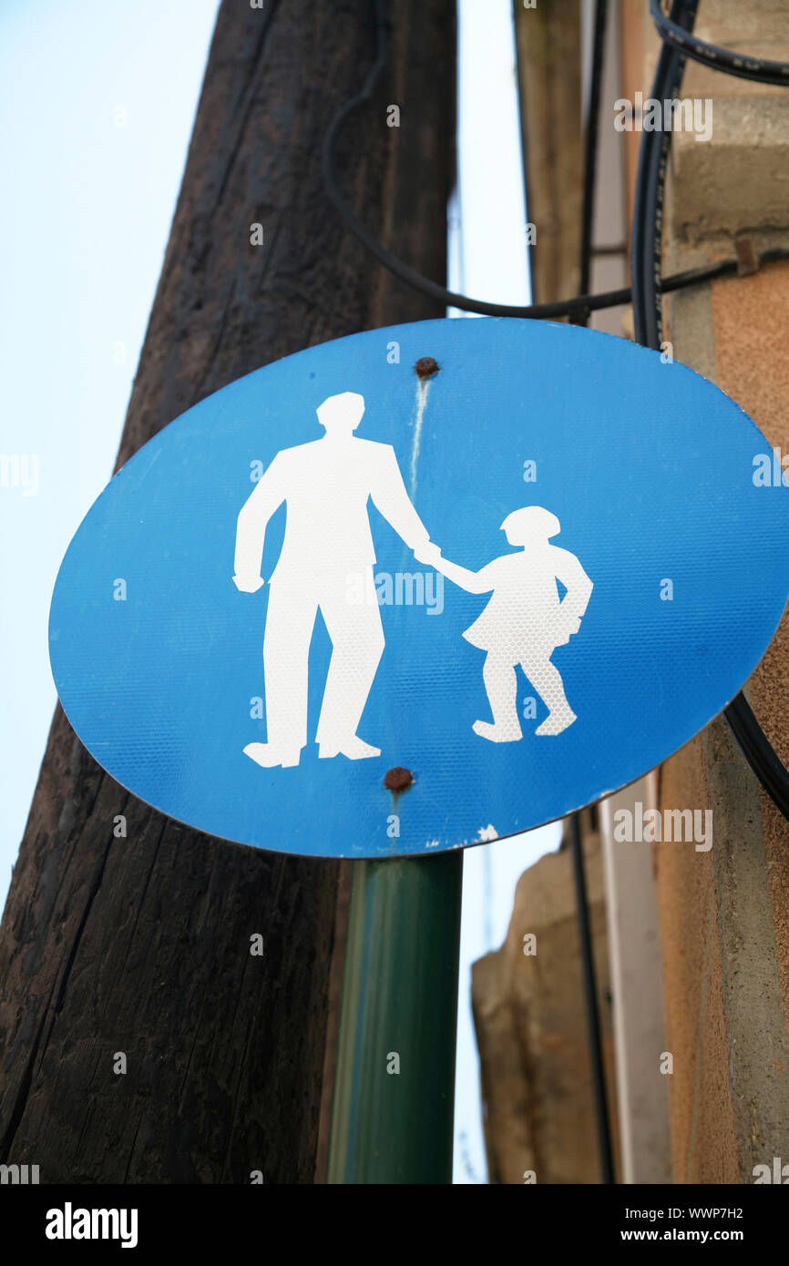 Fußgängerzone blaues Schild an einer Retimno Straße in Kreta Stockfoto