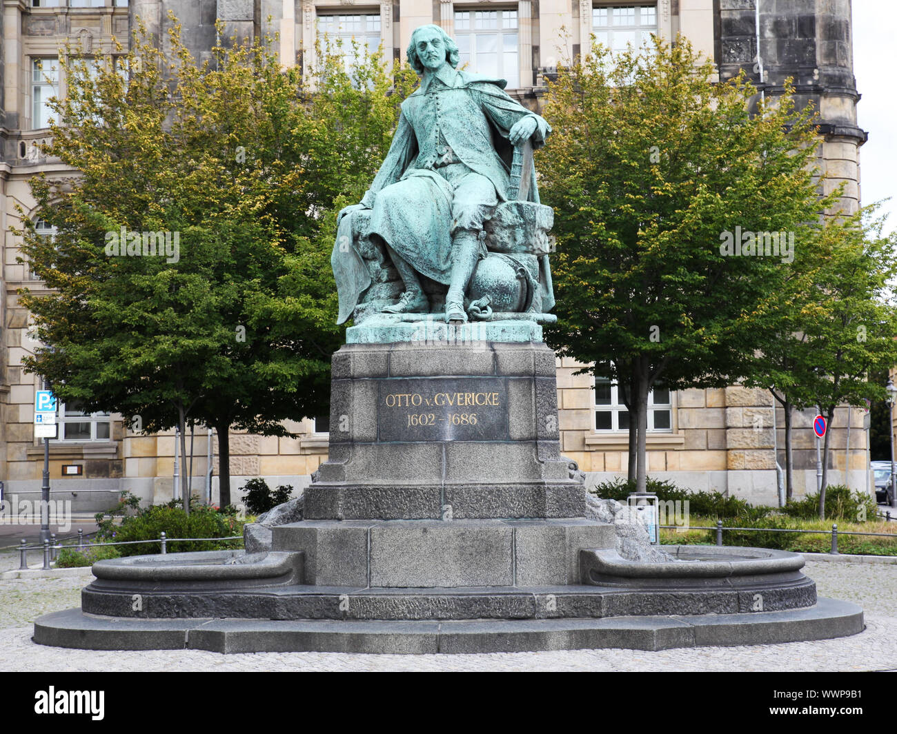 Magdeburg Otto Von Guericke Denkmal -Fotos Und -Bildmaterial In Hoher ...