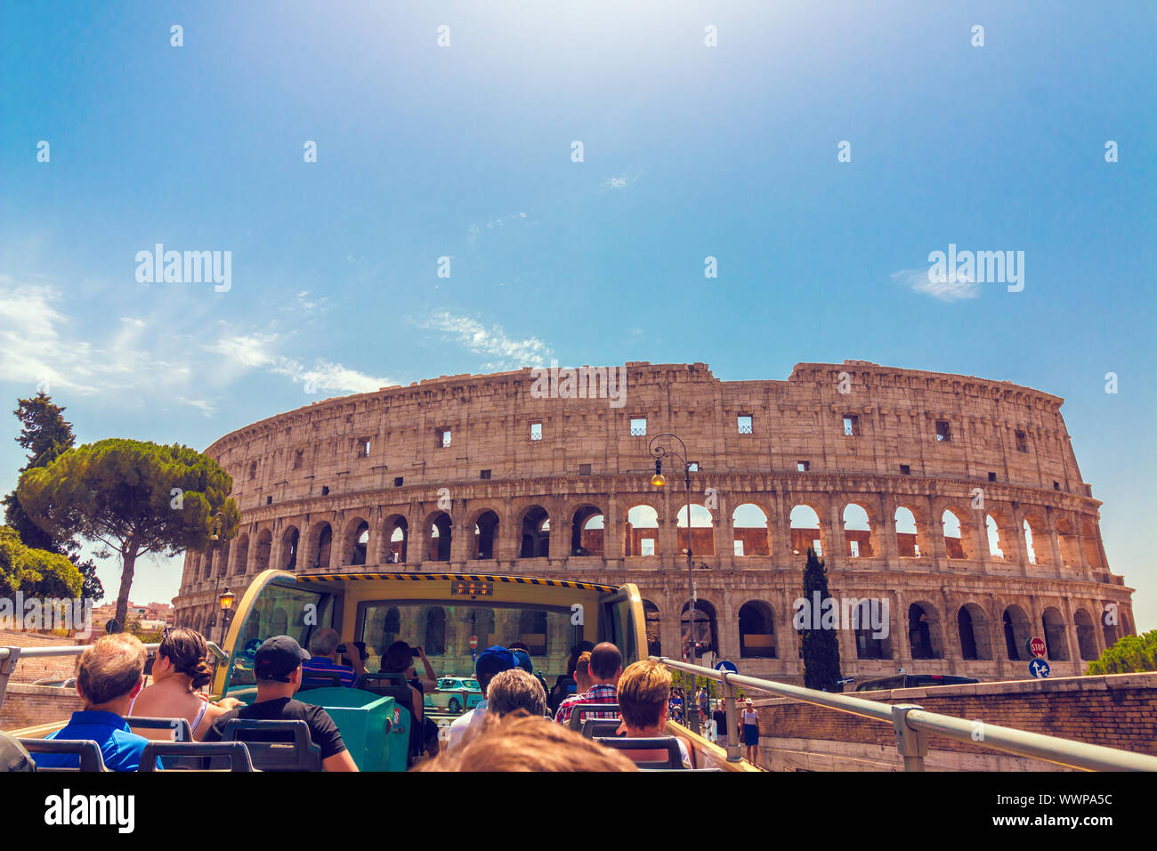Rom, Italien, 10. August 2017: Touristen Reiten in dem Bus, der Tour in Rom, in der Nähe von Kolosseum Stockfoto
