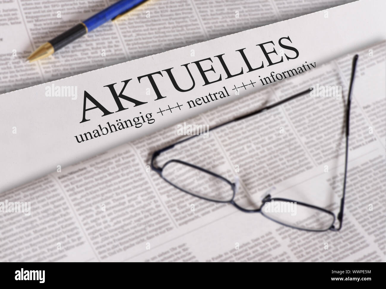 Zeitung mit der Schlagzeile Stockfoto