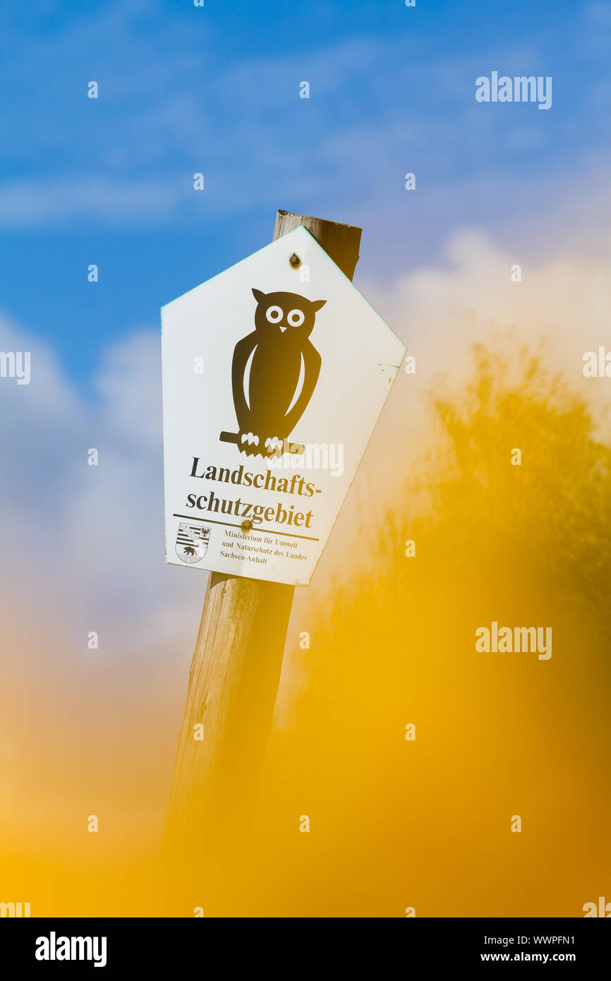 Kennzeichnung von Landschaftsschutzgebiet in Sachsen Anhalt Schild auf hölzernen Stapel Stockfoto