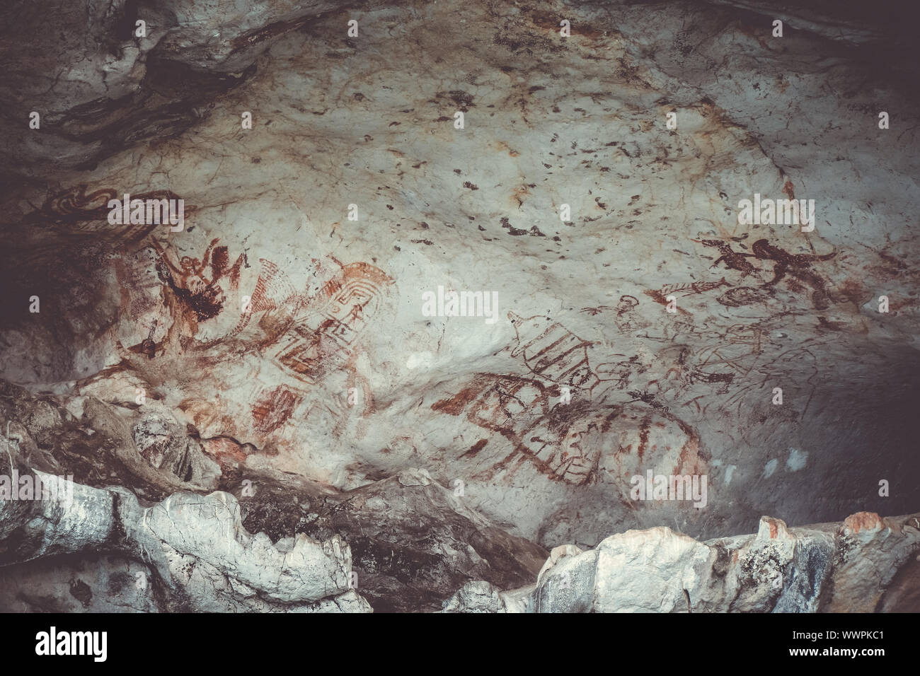 Prähistorischen Malereien auf einer Wand, Phang Nga Bay, Thailand Stockfoto