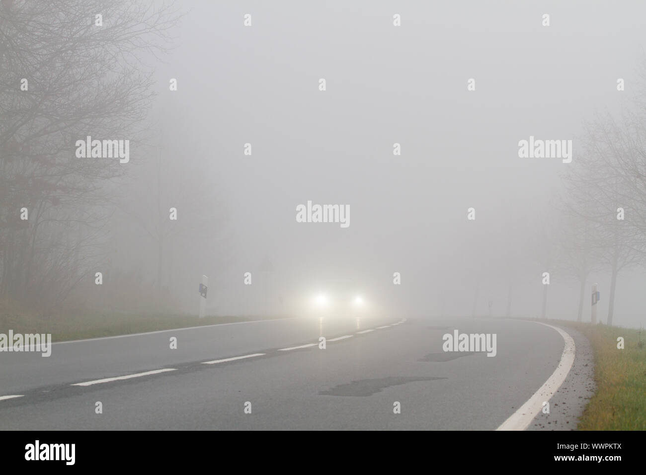 Straße im Nebel Stockfoto