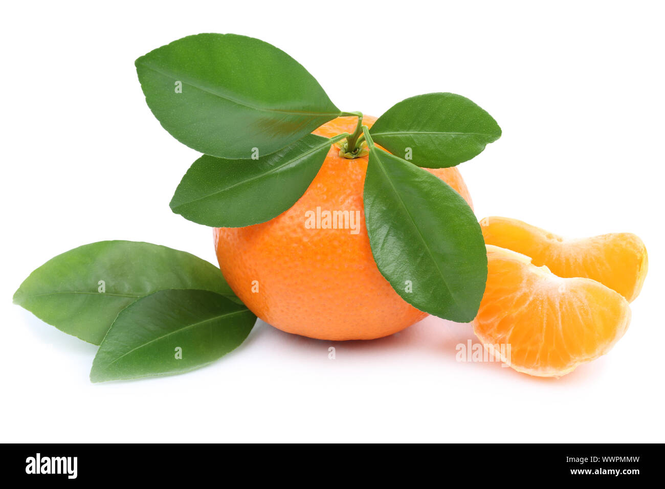 Mandarin Obst mit Blättern Stücke vorbehalten Isoliert isoliert Stockfoto