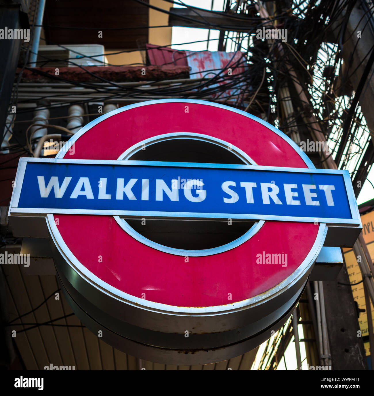 Fuß Straßenschild, Pattaya, beliebte Touristenattraktion in Thailand Stockfoto