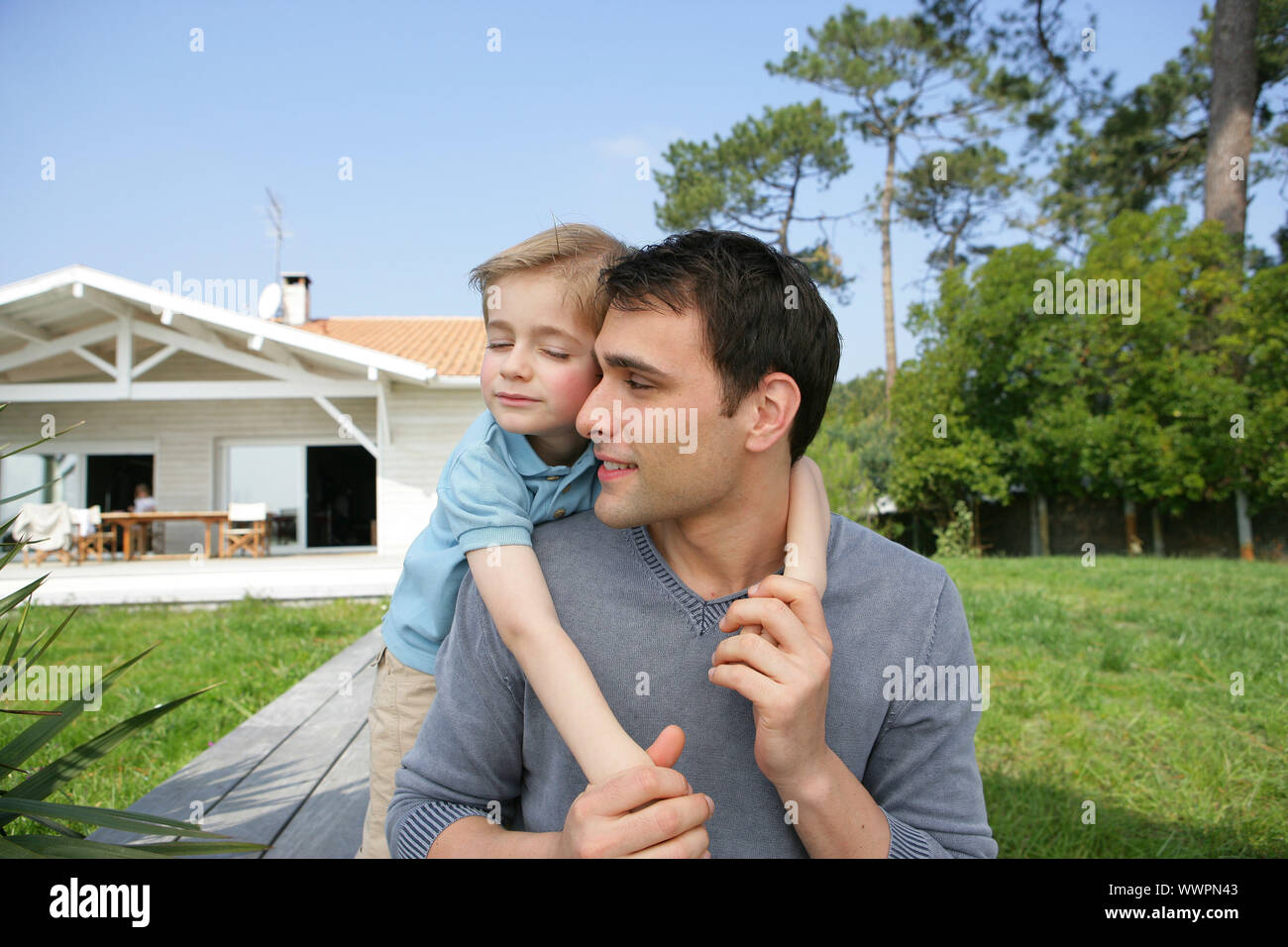 Kleines Mädchen ein piggy-back von Vater Stockfoto