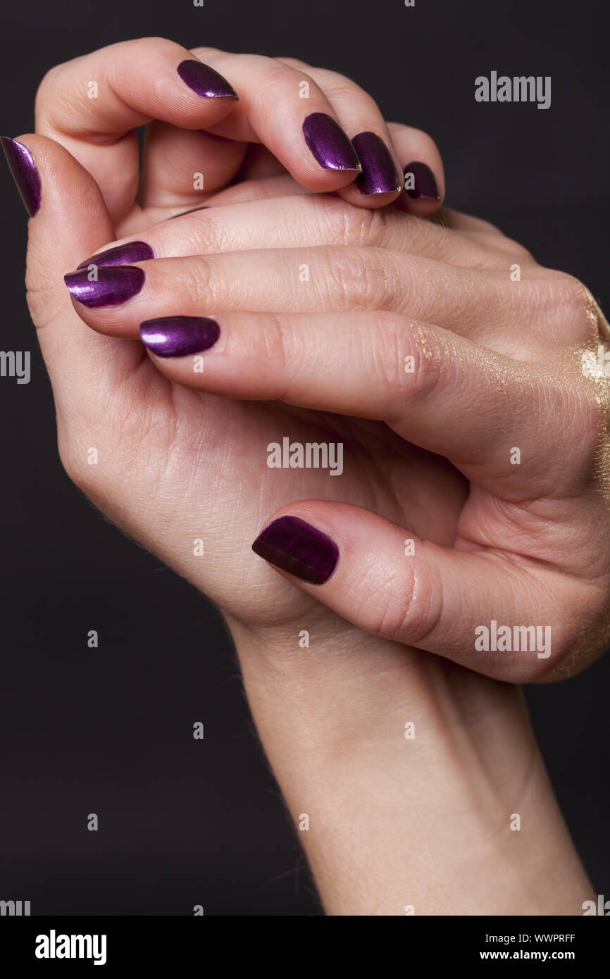 Weibliche Hände als Close-up von Schwarz isoliert Stockfoto