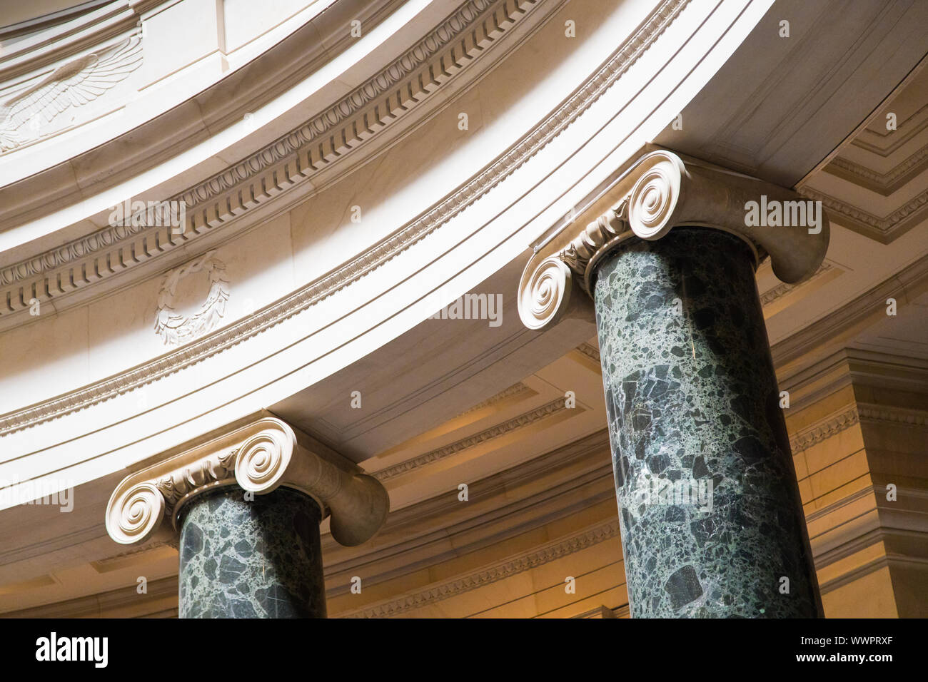 Washington DC, USA - 6. Juni 2019: Säulen im Inneren Nationalgalerie Stockfoto