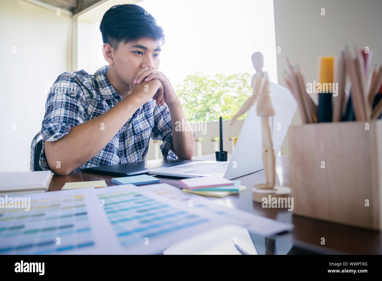 Grafiker und Fotograf arbeitet auf dem Computer und verwendet Grafiktablett. Stockfoto