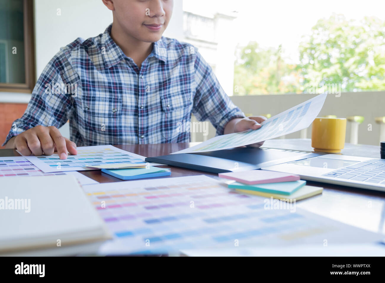 Grafiker und Fotograf arbeitet auf dem Computer und verwendet Grafiktablett. Stockfoto