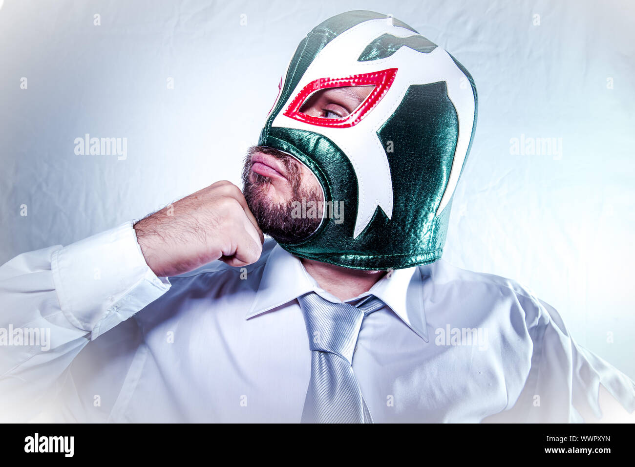 Büro, wütend Geschäftsmann mit mexikanischen Wrestler Maske, Ausdruck von Ärger und Wut Stockfoto