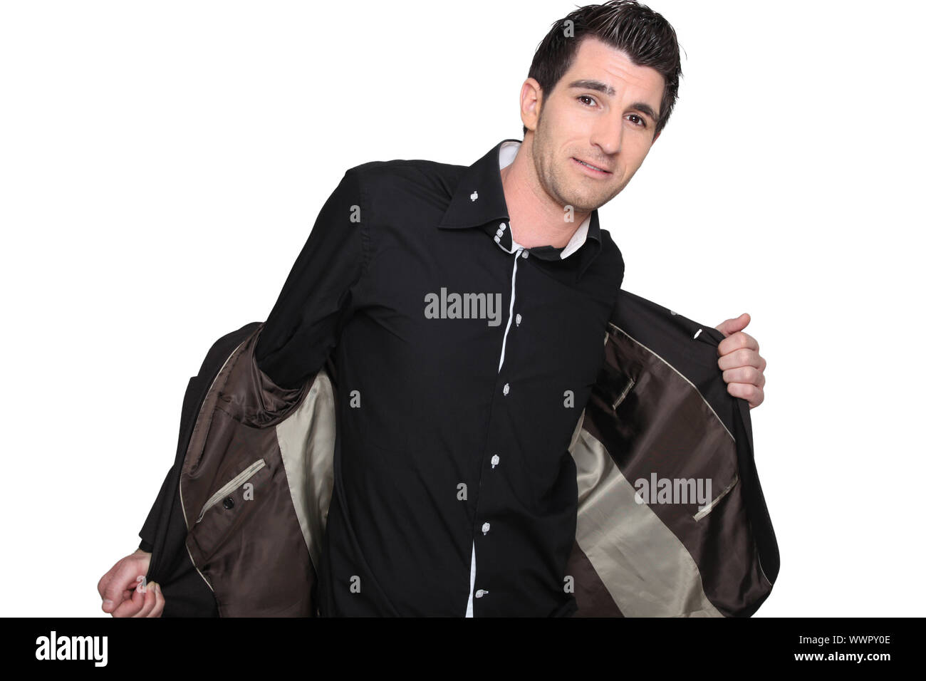 Mann seine Jacke ausziehen Stockfotografie - Alamy