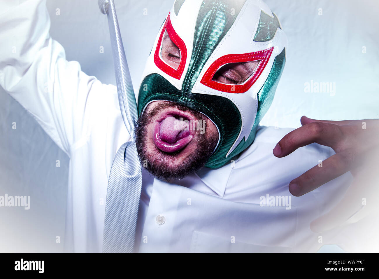 verärgert, wütend Geschäftsmann mit mexikanischen Wrestler Maske, Ausdruck von Ärger und Wut Stockfoto