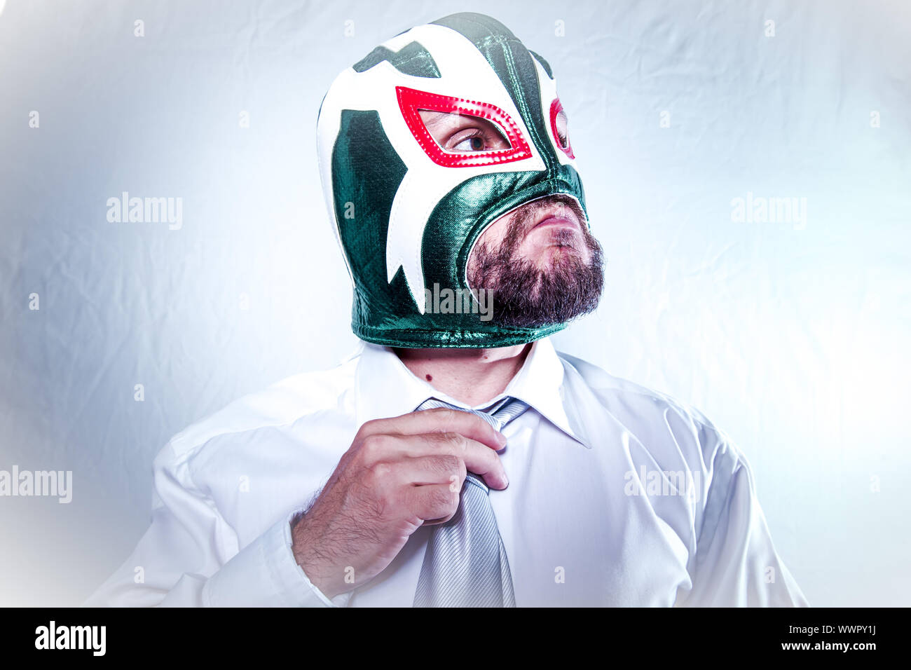 wütend Geschäftsmann mit mexikanischen Wrestler Maske, Ausdruck von Ärger und Wut Stockfoto