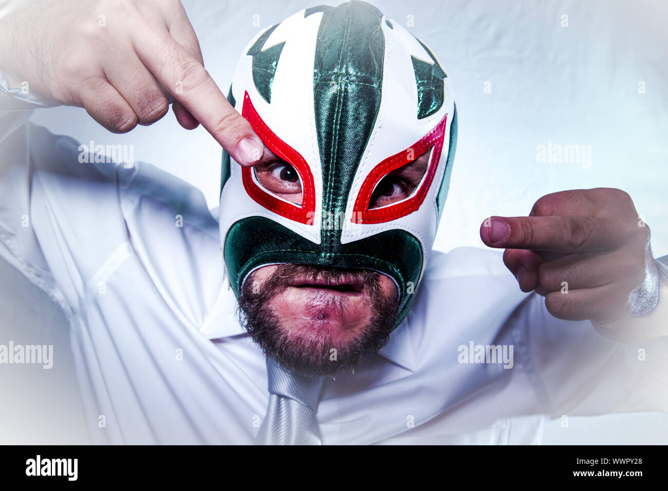 Schockiert, wütend Geschäftsmann mit mexikanischen Wrestler Maske, Ausdruck von Ärger und Wut Stockfoto