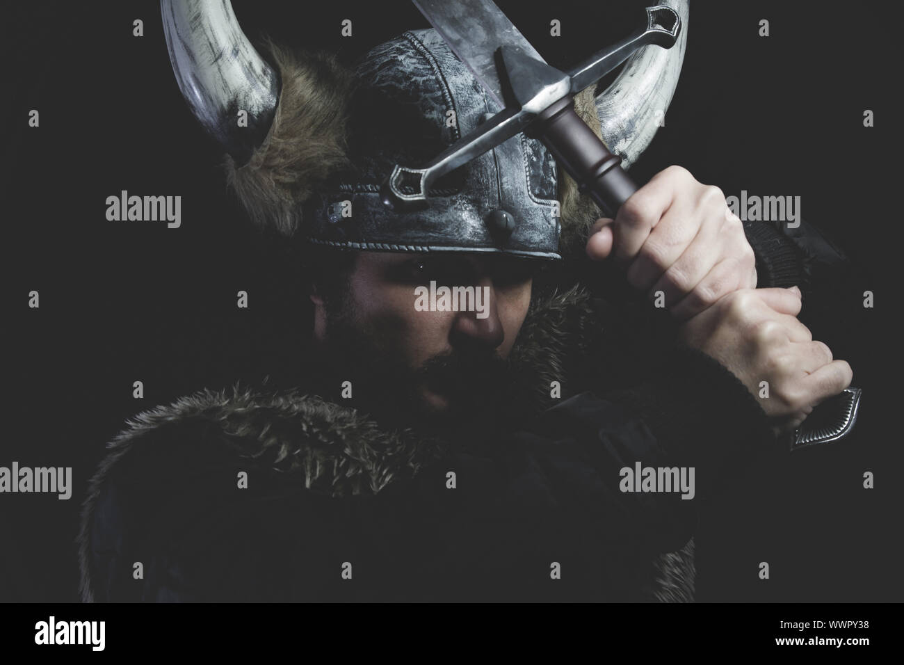 Antike, Wikinger-Krieger mit eisernes Schwert und Helm mit Hörnern Stockfoto