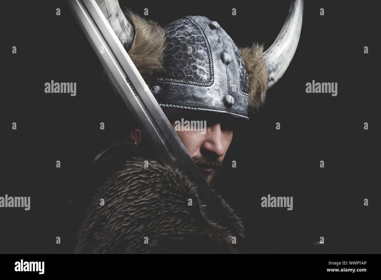 Böse, Wikinger-Krieger mit eisernes Schwert und Helm mit Hörnern Stockfoto
