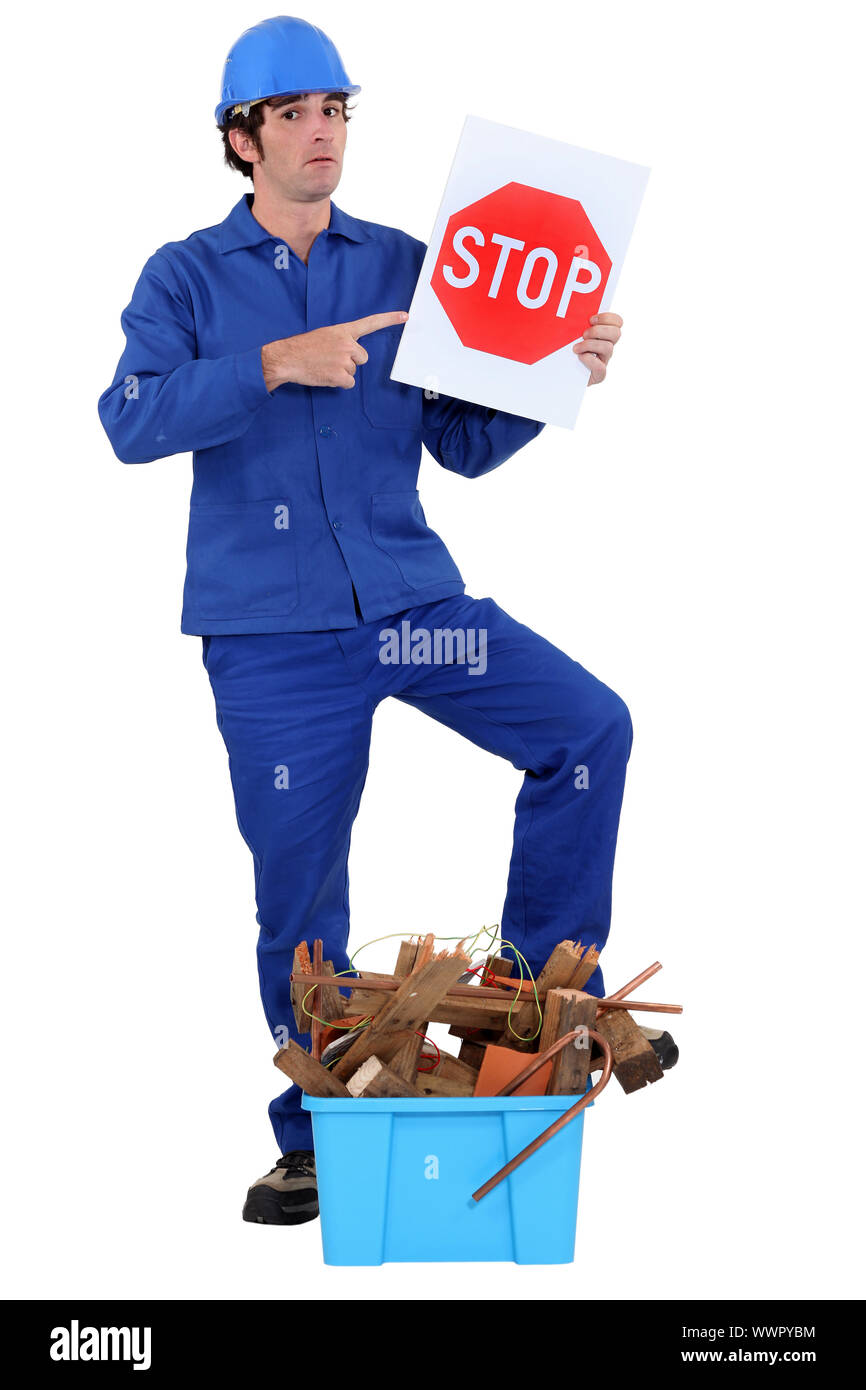 Mann stand halten Stop-Schild durch Kiste der Zuflucht Stockfoto