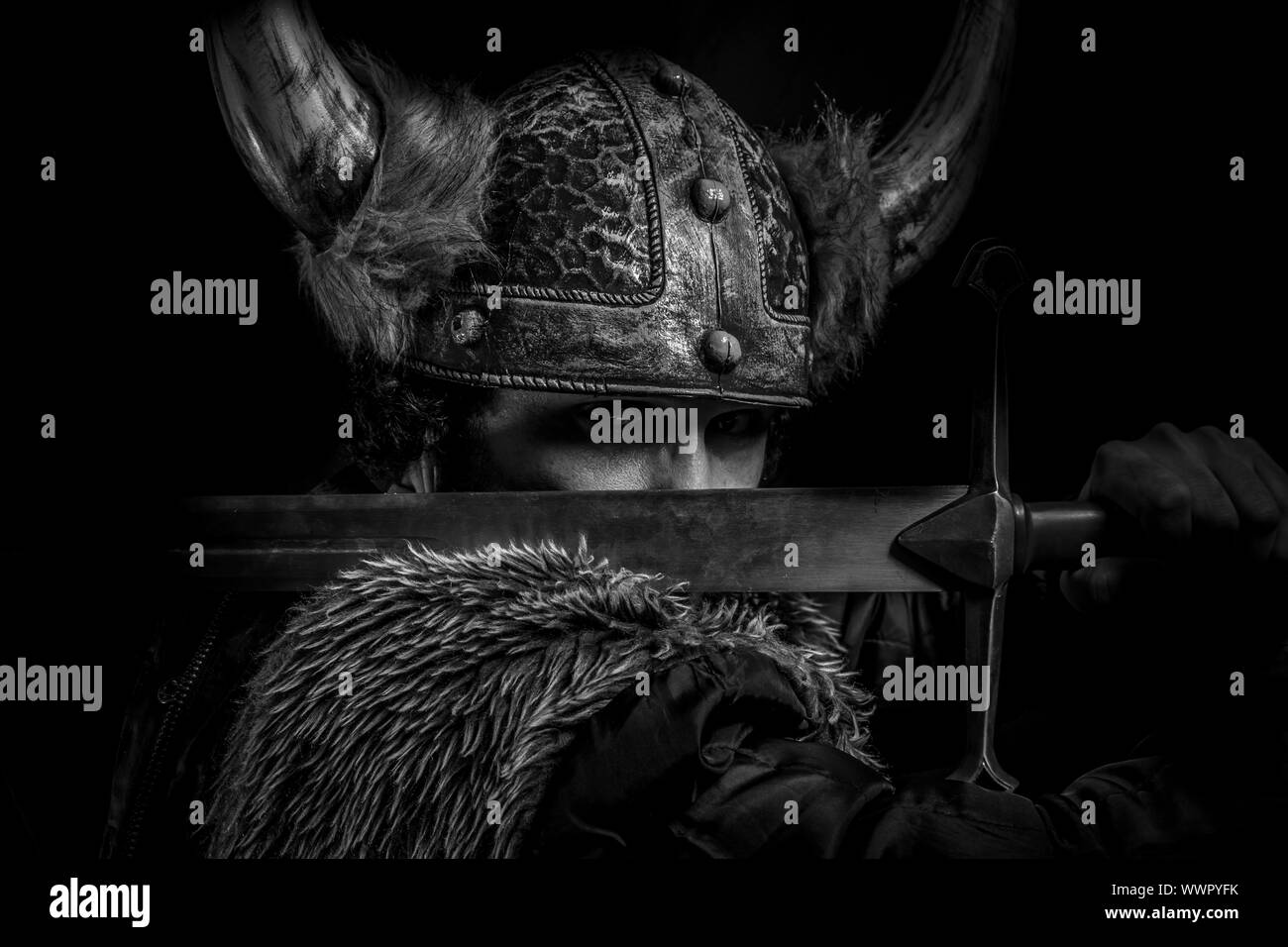 Angst, Wikinger-Krieger mit einem großen Schwert und Helm mit Hörnern Stockfoto