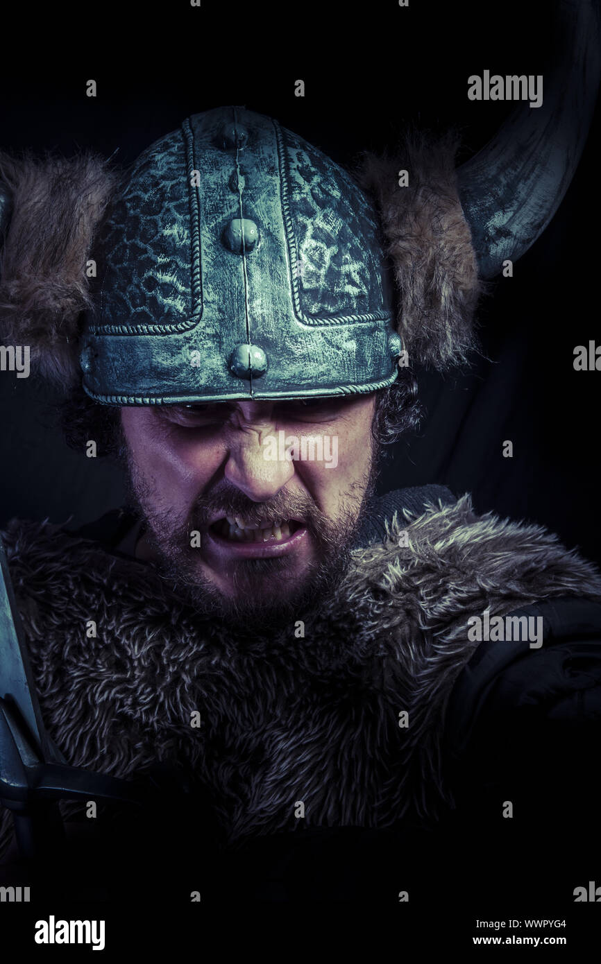 Furious, Kostüm, Wikinger-Krieger mit einem großen Schwert und Helm mit Hörnern Stockfoto