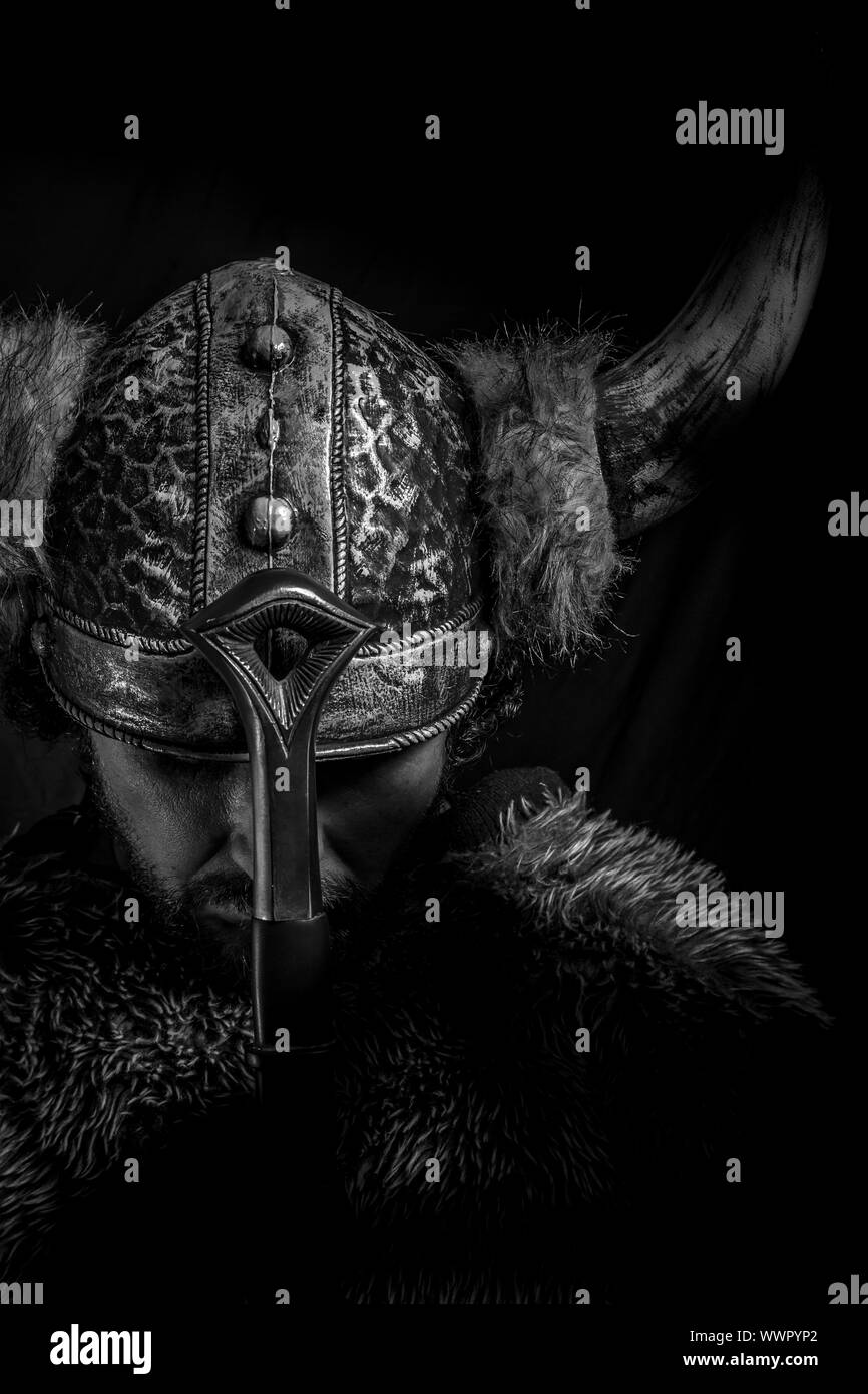 Kostüm Wikinger-Krieger mit einem großen Schwert und Helm mit Hörnern Stockfoto