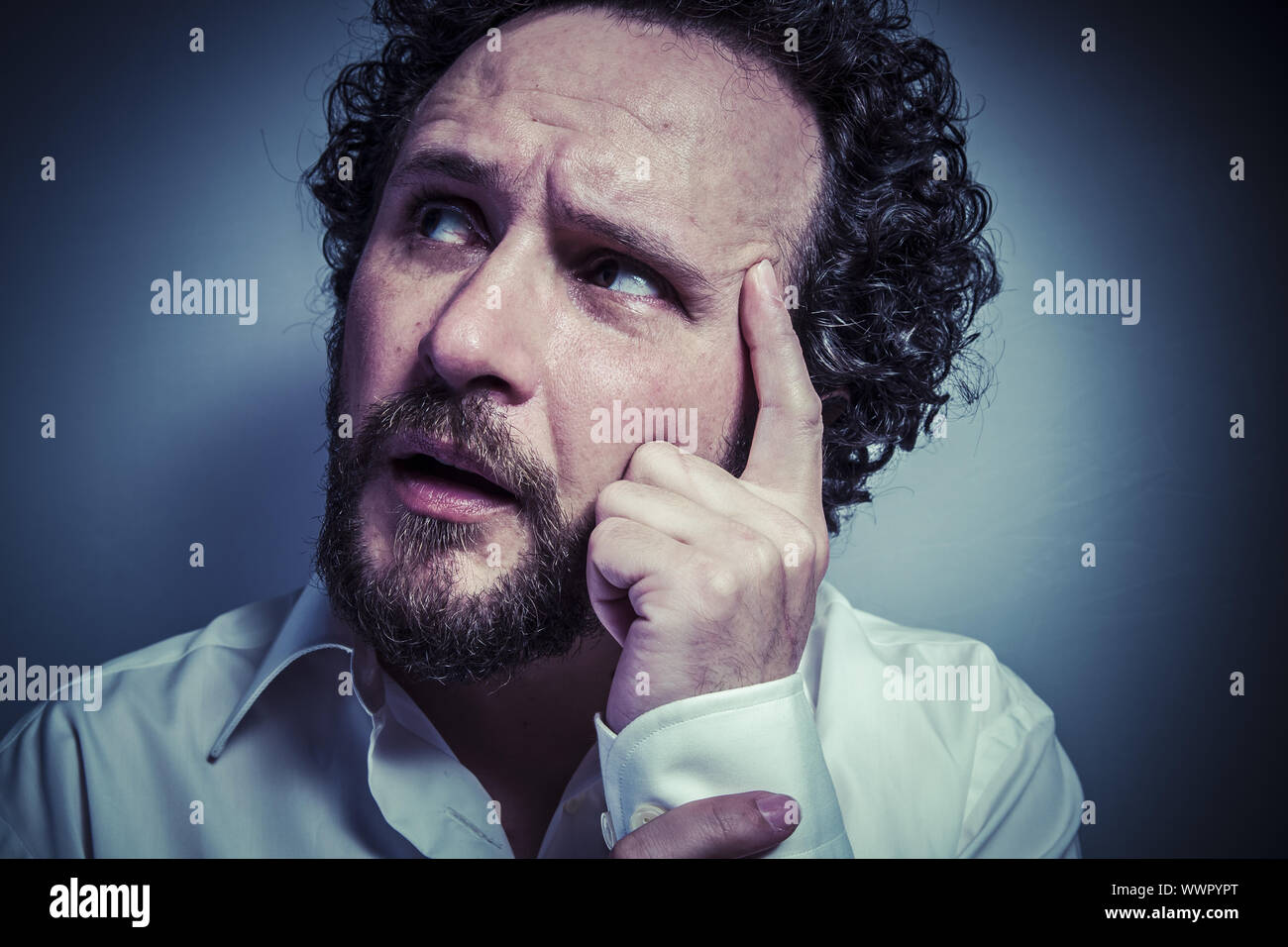 Sorge um die Zukunft, Mann mit intensiven Ausdruck, weißes Hemd Stockfoto