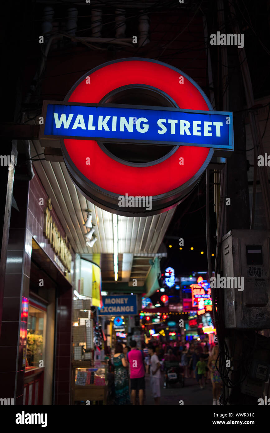 Fuß Straßenschild, Pattaya, beliebte Touristenattraktion in Thailand Stockfoto