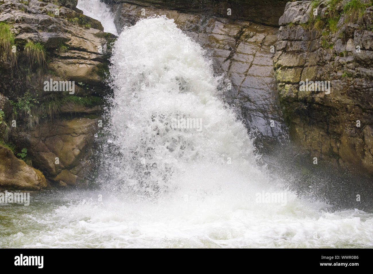 Wasserfall in der Schlucht in der Nähe von Garmisch. Stockfoto
